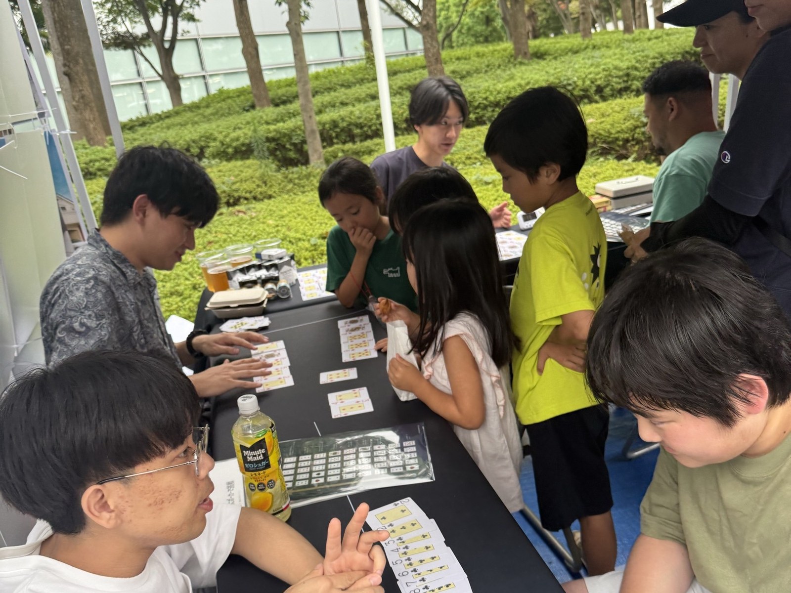 ミニゲームに挑戦する来場者の様子